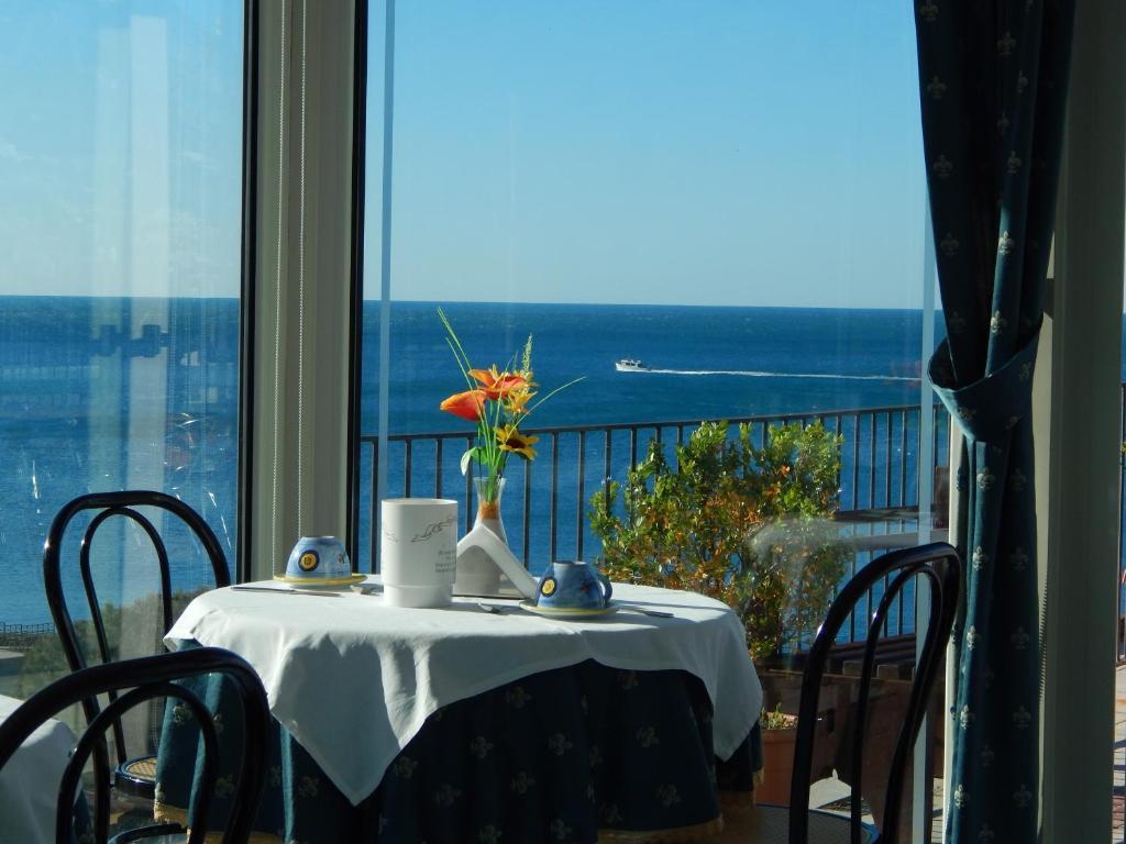 מאיורי Riviera B&B Rooms מראה חיצוני תמונה